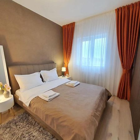 Elias Central Apartment - 2 Bedrooms & Free Parking Oradea Bagian luar foto
