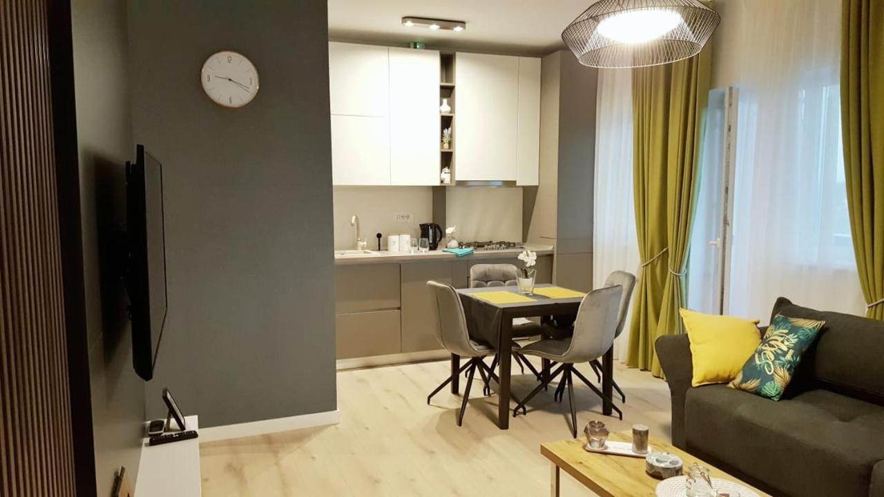 Elias Central Apartment - 2 Bedrooms & Free Parking Oradea Bagian luar foto