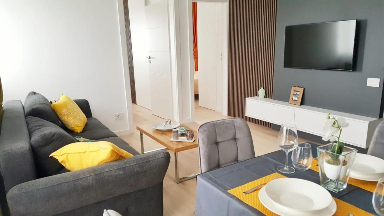 Elias Central Apartment - 2 Bedrooms & Free Parking Oradea Bagian luar foto