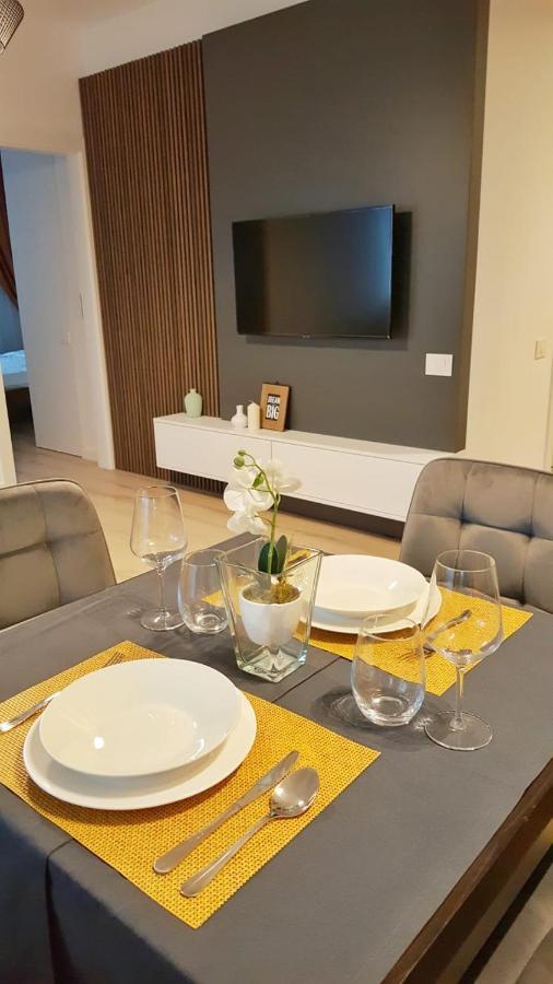 Elias Central Apartment - 2 Bedrooms & Free Parking Oradea Bagian luar foto