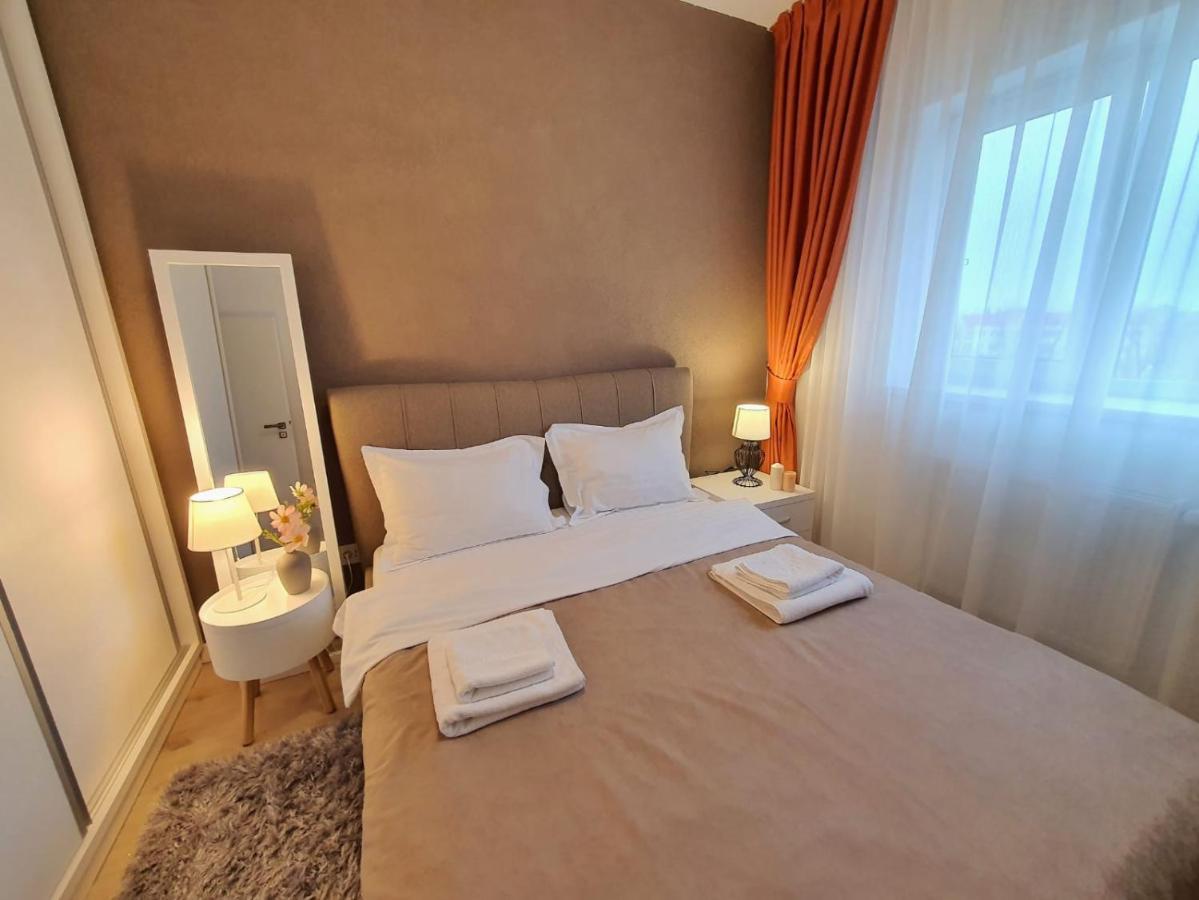 Elias Central Apartment - 2 Bedrooms & Free Parking Oradea Bagian luar foto