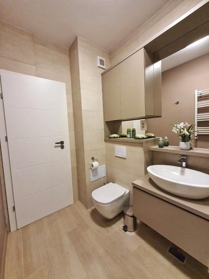Elias Central Apartment - 2 Bedrooms & Free Parking Oradea Bagian luar foto
